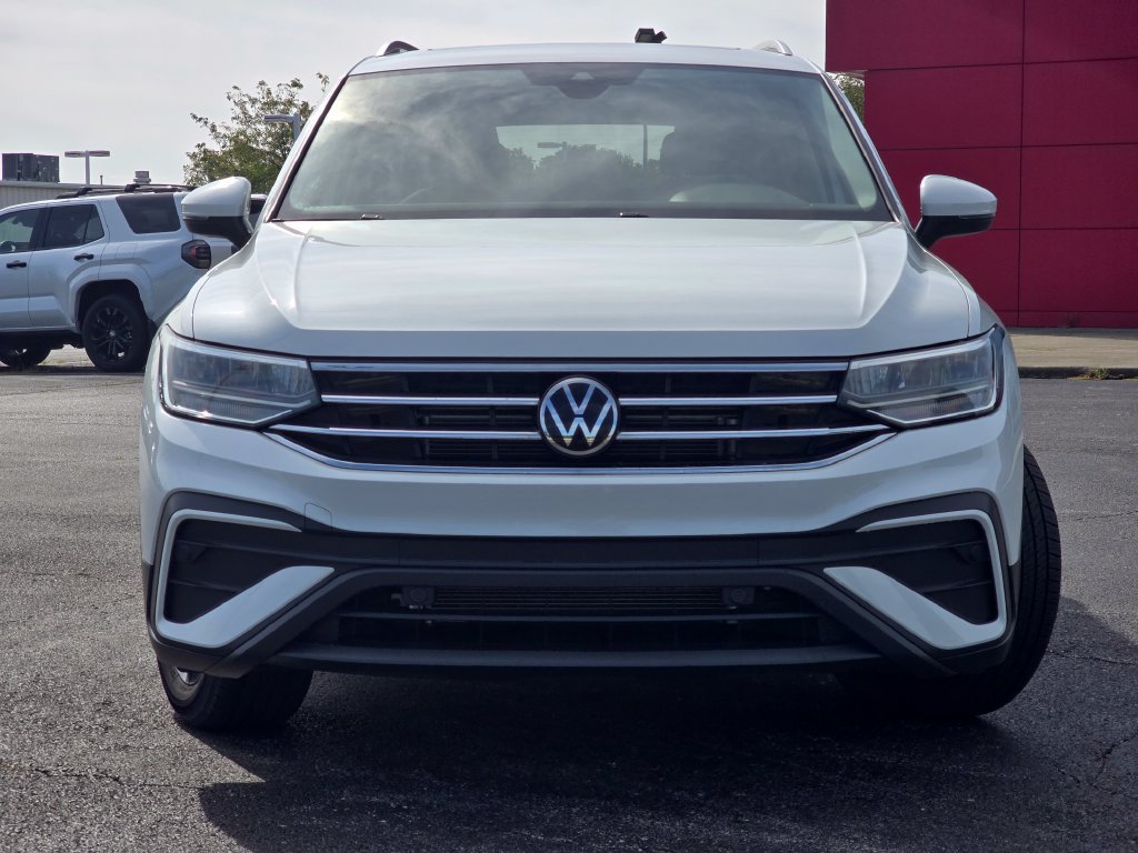 Used 2023 Volkswagen Tiguan SE w/ Panoramic Sunroof Package FWD image 11