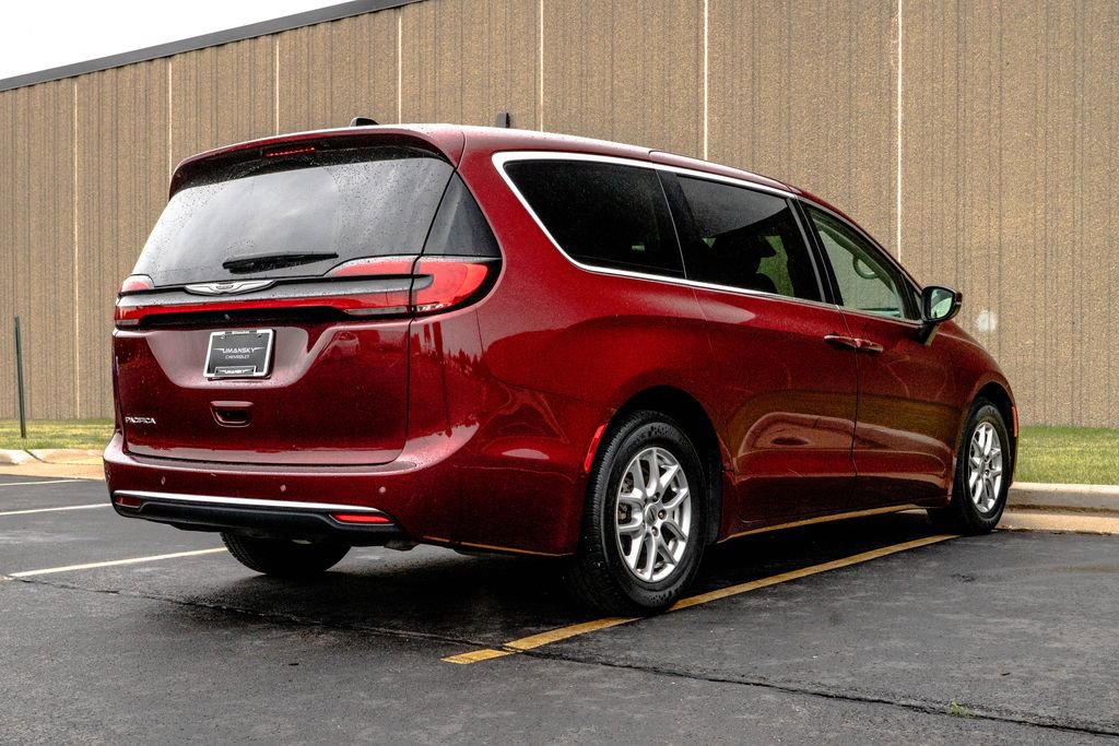 Used 2023 Chrysler Pacifica Touring-L FWD image 9
