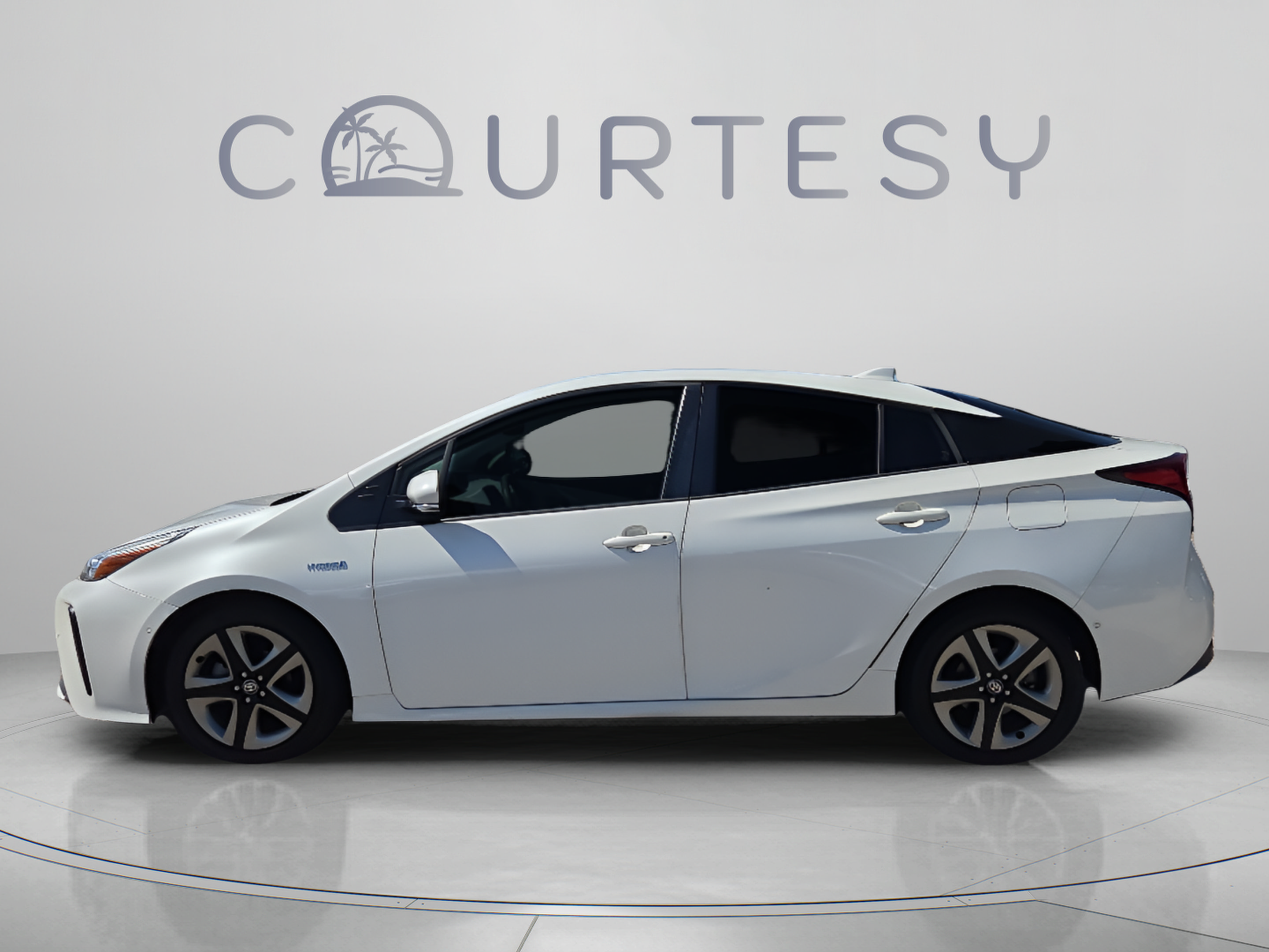 Used 2019 Toyota Prius XLE FWD image 2
