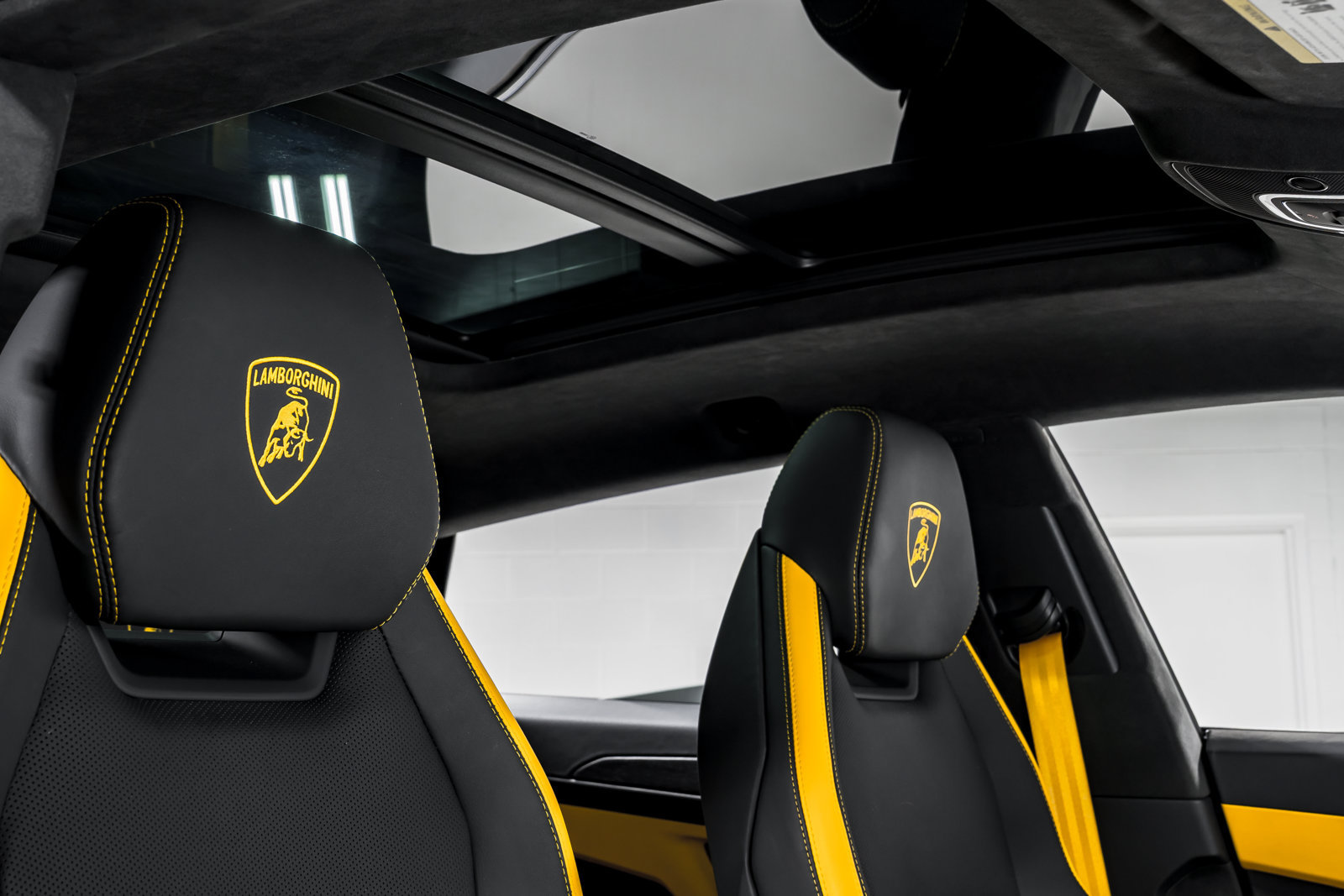 Used 2025 Lamborghini Urus SE AWD/4WD image 43