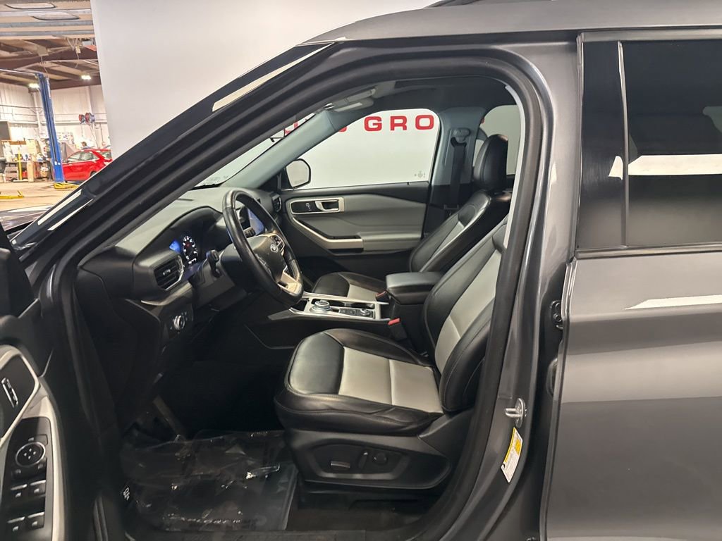 Used 2022 Ford Explorer XLT w/ Equipment Group 202A image 14