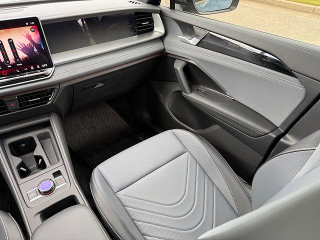New 2026 Volkswagen Tiguan SE R-Line FWD image 15