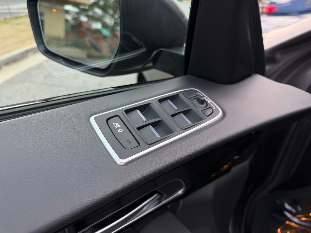 Used 2020 Jaguar F-PACE Premium image 13