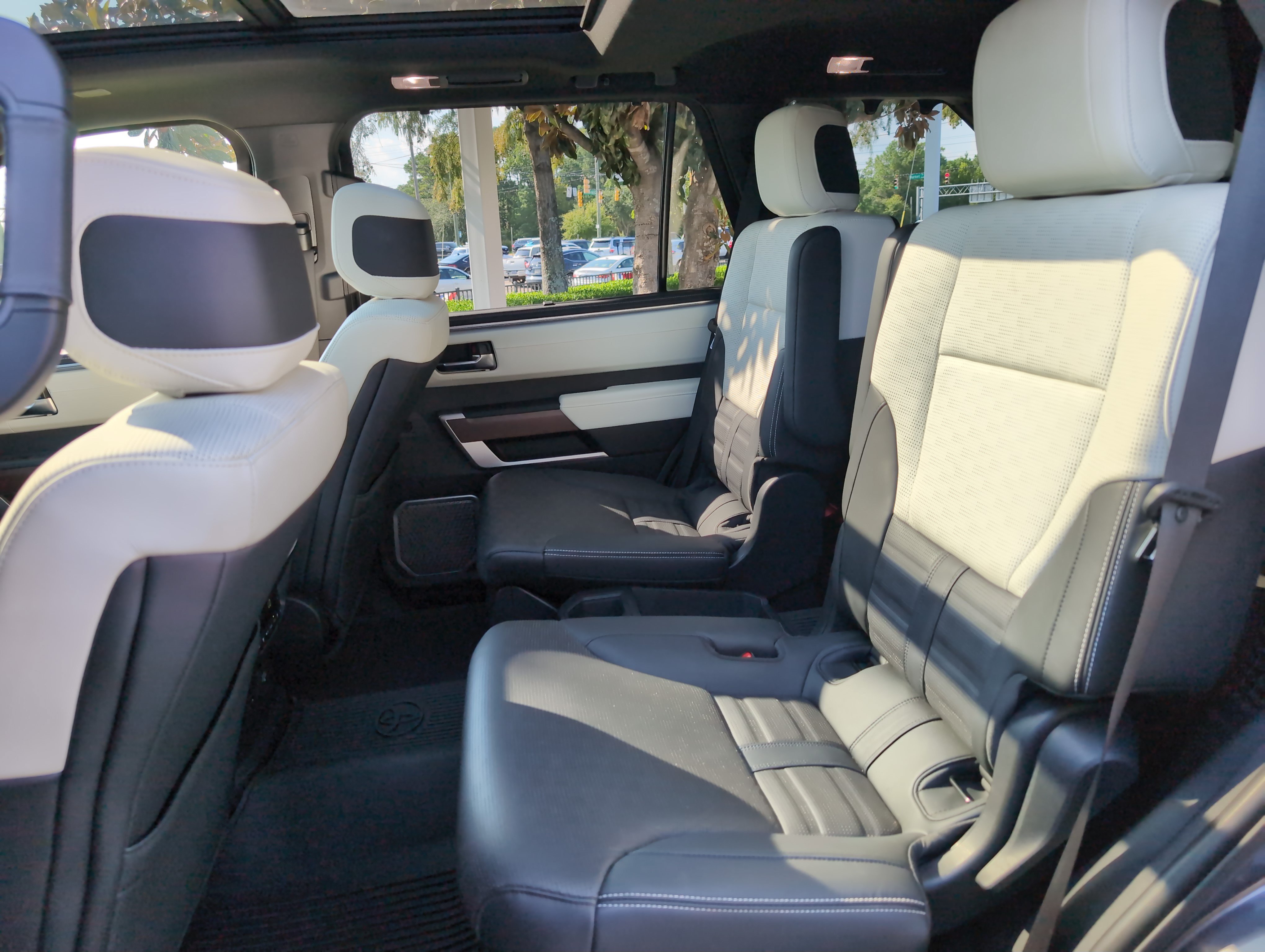 Used 2023 Toyota Sequoia Capstone AWD/4WD image 31