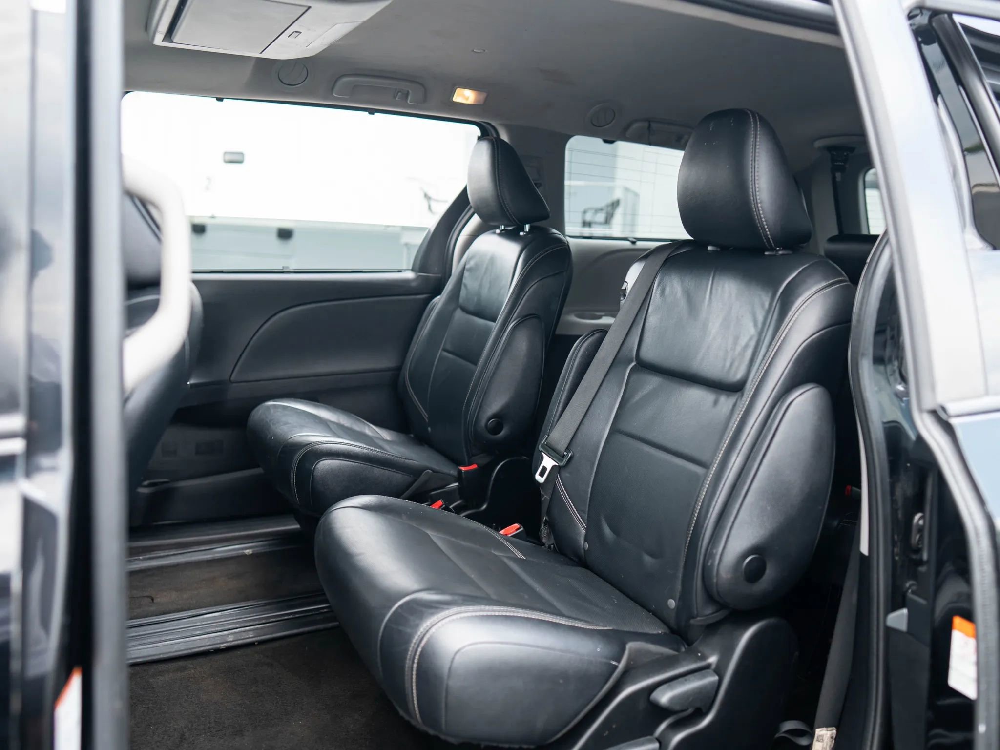 Used 2018 Toyota Sienna SE image 26