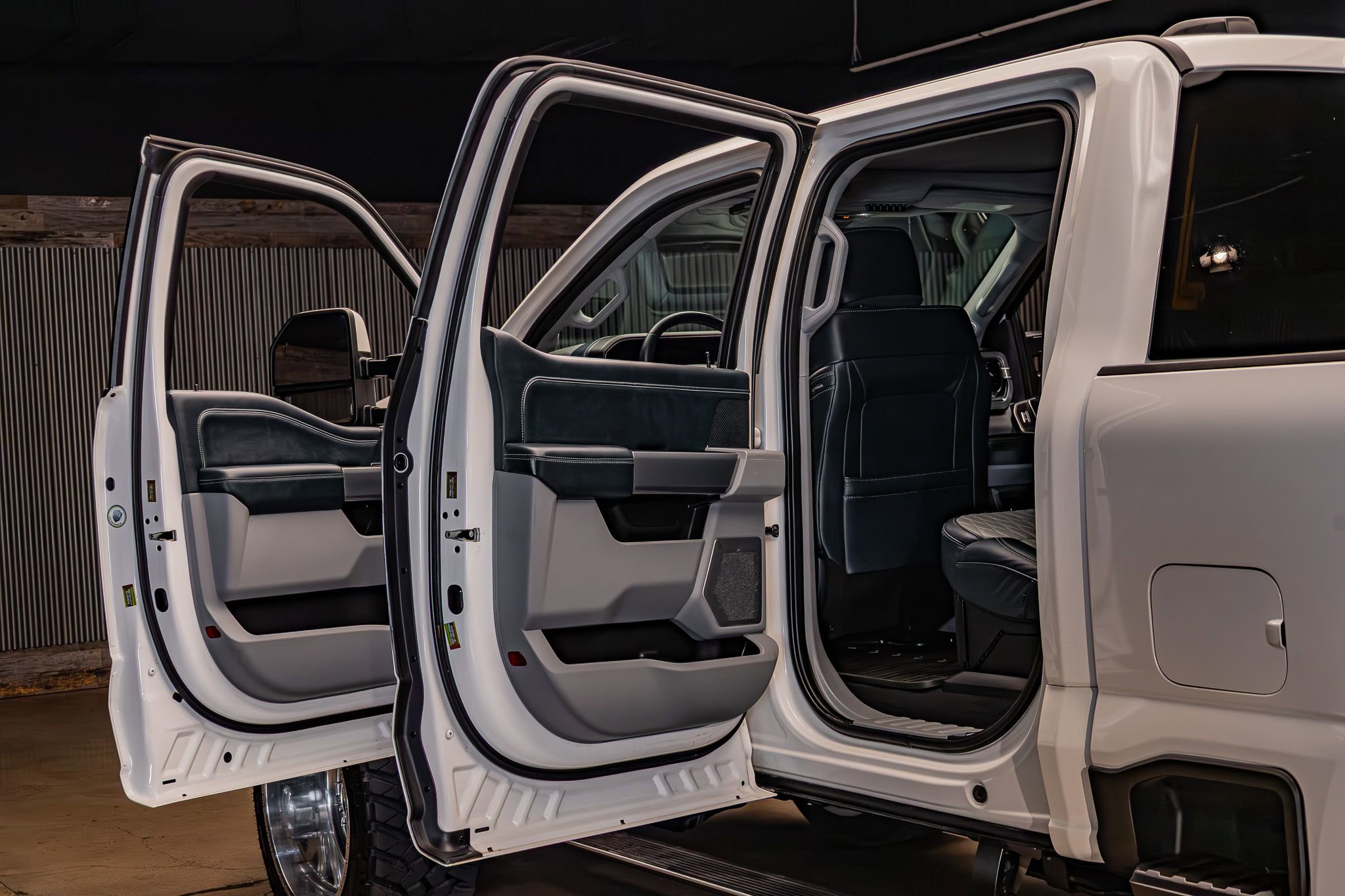 Used 2023 Ford F350 Limited w/ FX4 Off-Road Package image 31