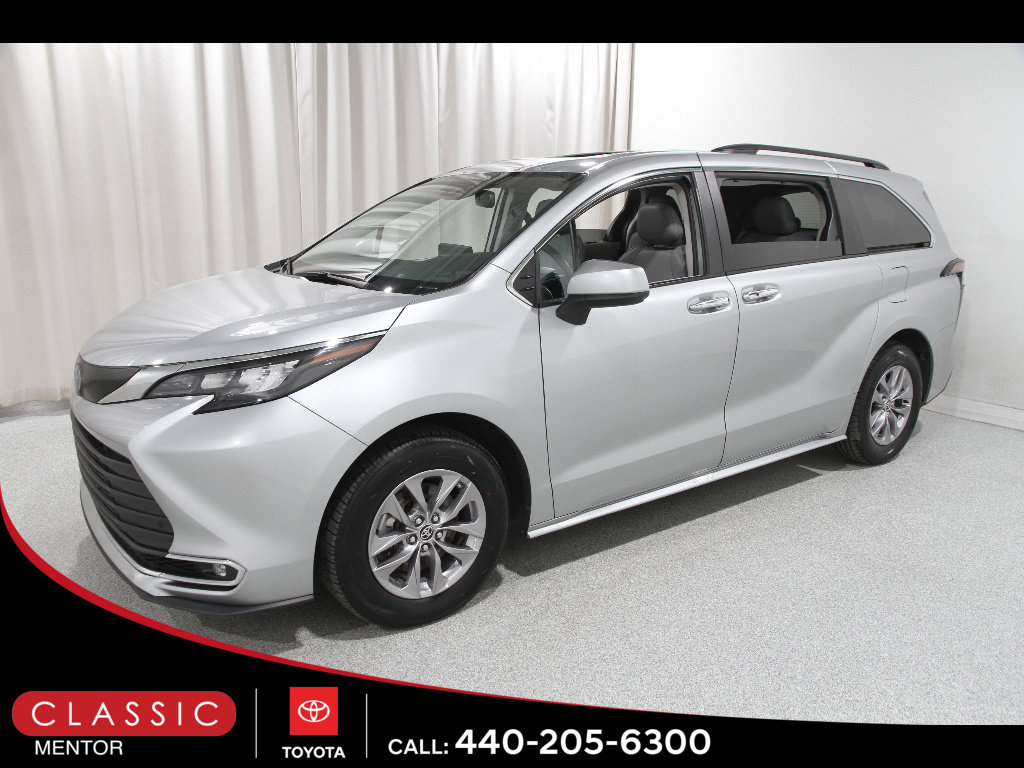 Certified 2024 Toyota Sienna XLE FWD image 3