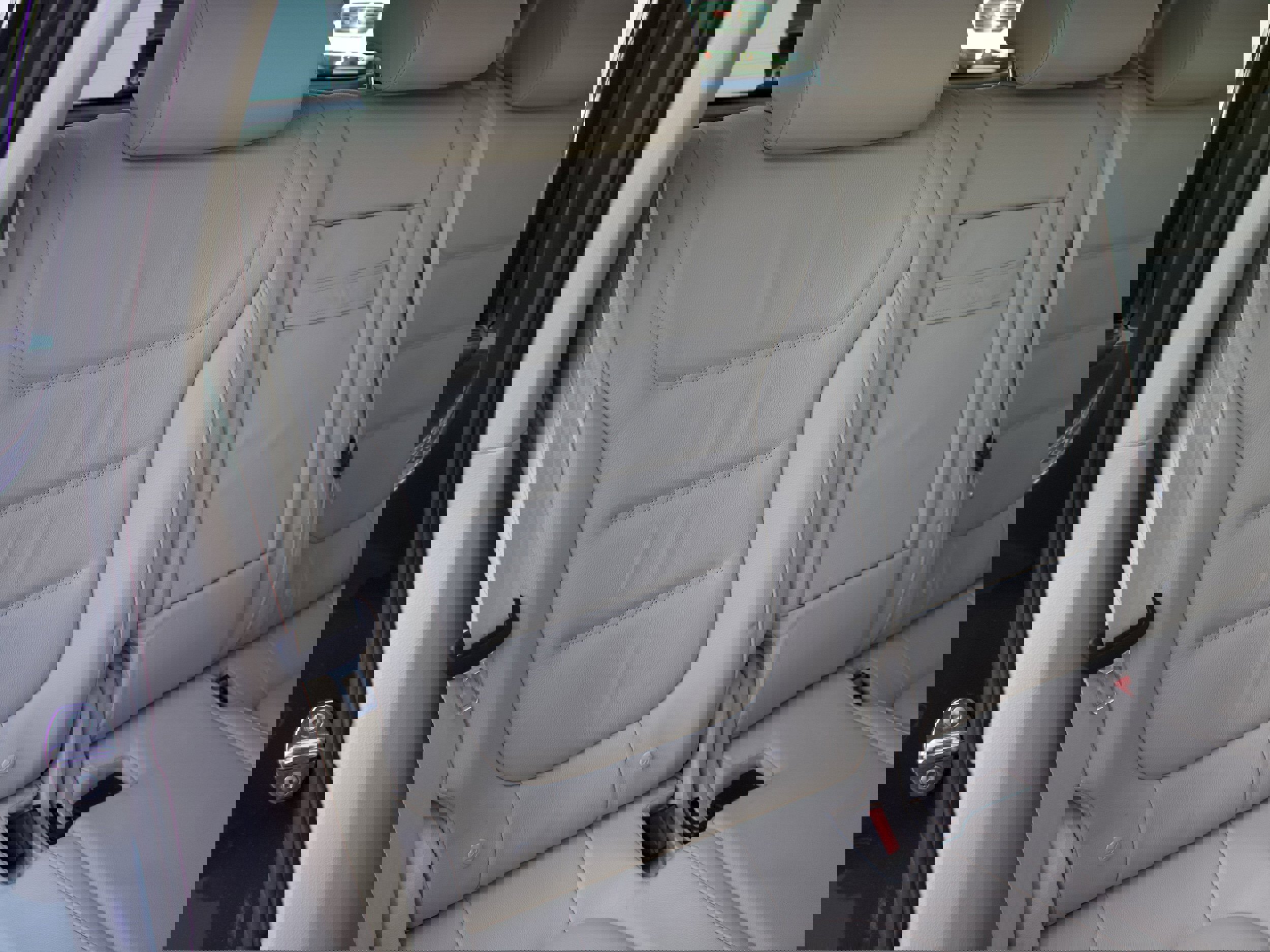 Used 2012 Volkswagen Touareg TDI image 35