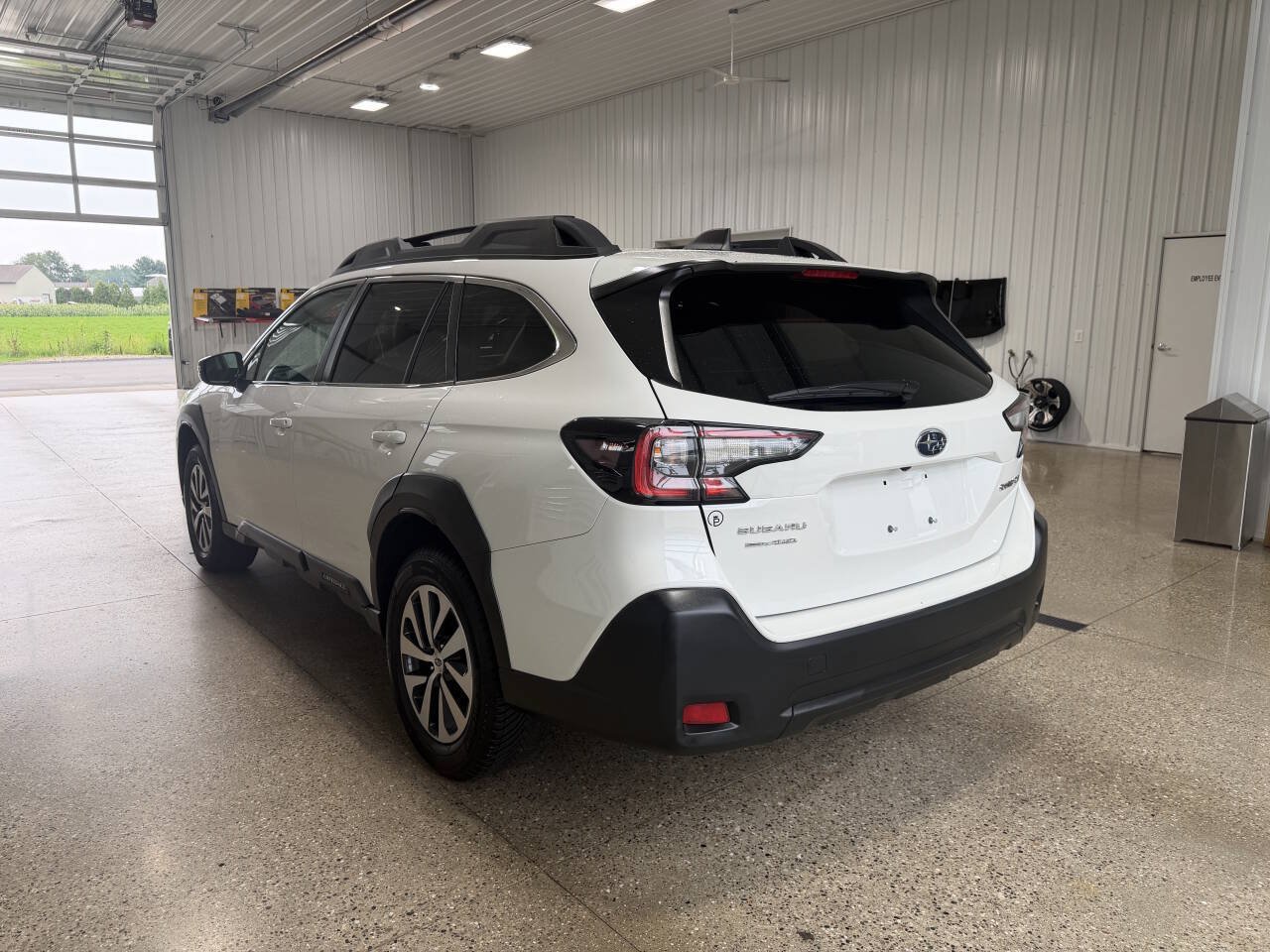 Used 2023 Subaru Outback Premium AWD/4WD image 3