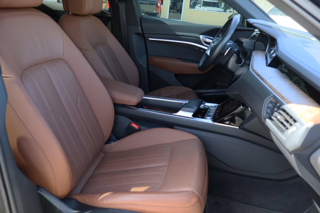 Used 2022 Audi e-tron Premium Plus w/ Premium Plus Package AWD/4WD image 29