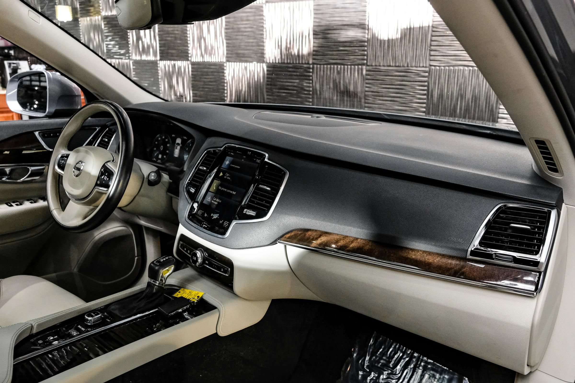 Used 2017 Volvo XC90 T6 Momentum w/ Convenience Package AWD/4WD image 12