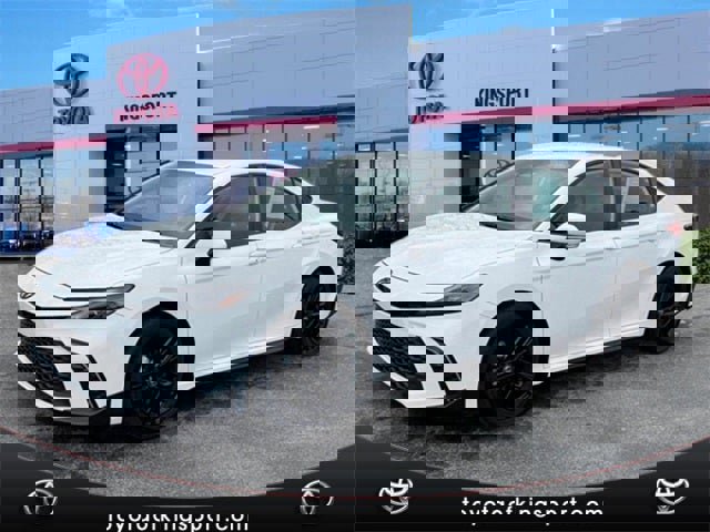 Used 2025 Toyota Camry SE w/ Convenience Package image 1