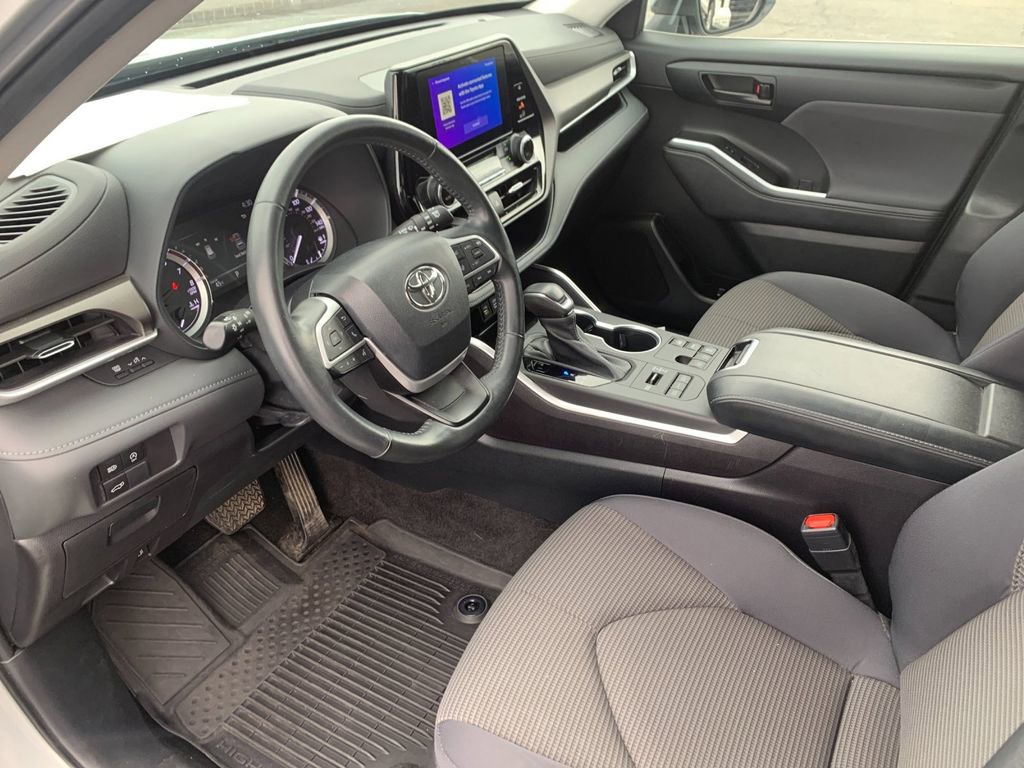 Used 2023 Toyota Highlander LE image 11