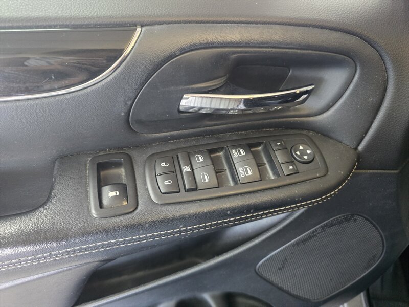 Used 2017 Dodge Grand Caravan SE FWD image 19