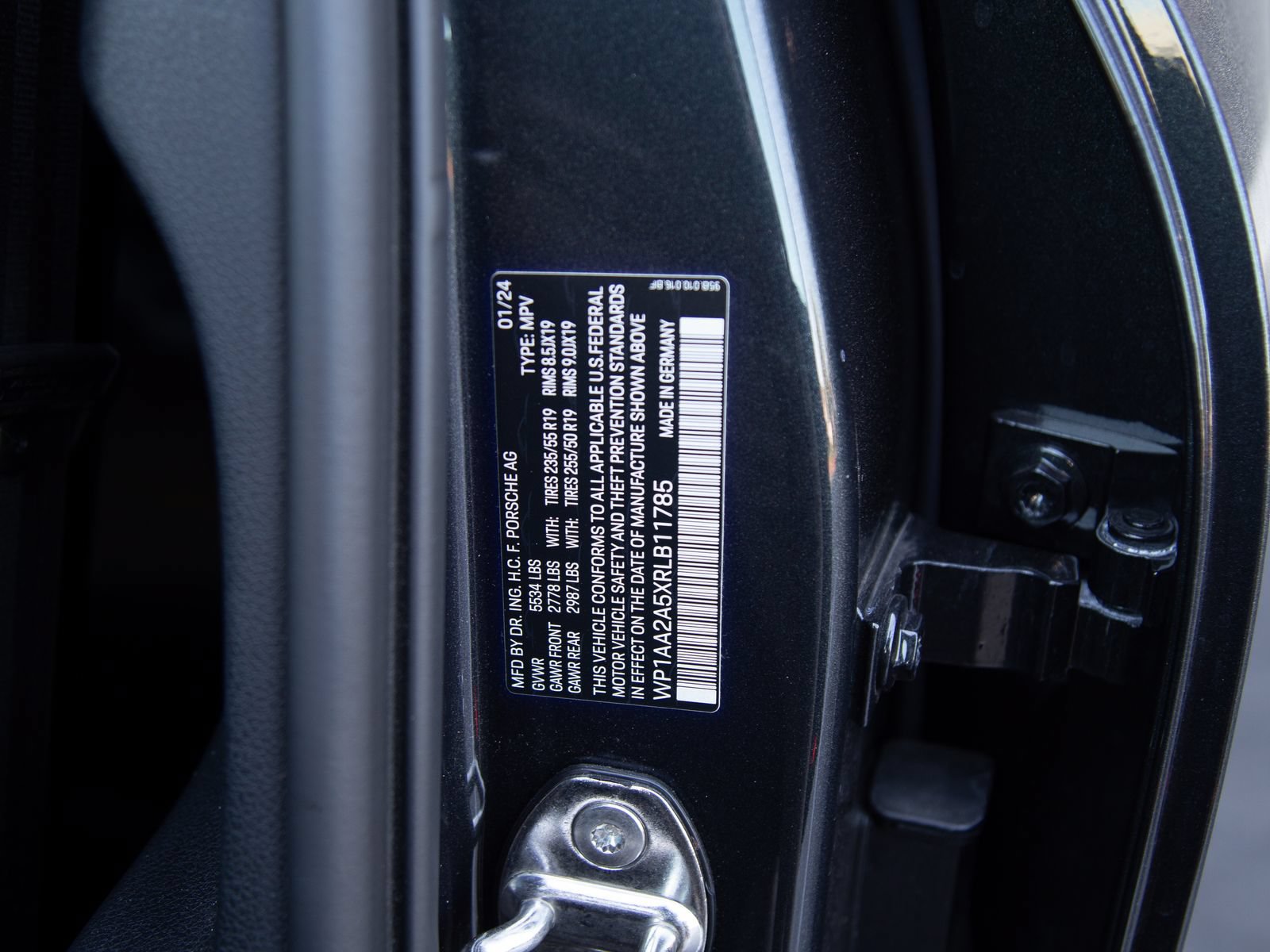 Certified 2024 Porsche Macan AWD/4WD image 22