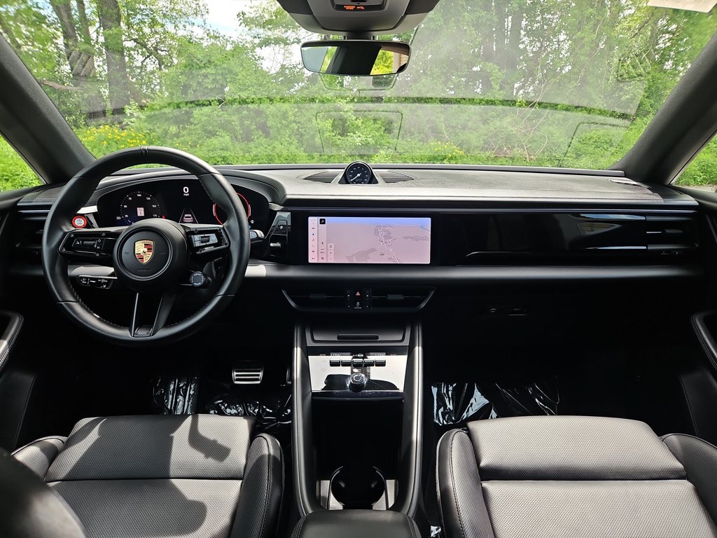 Certified 2025 Porsche Macan 4S Electric AWD/4WD image 12