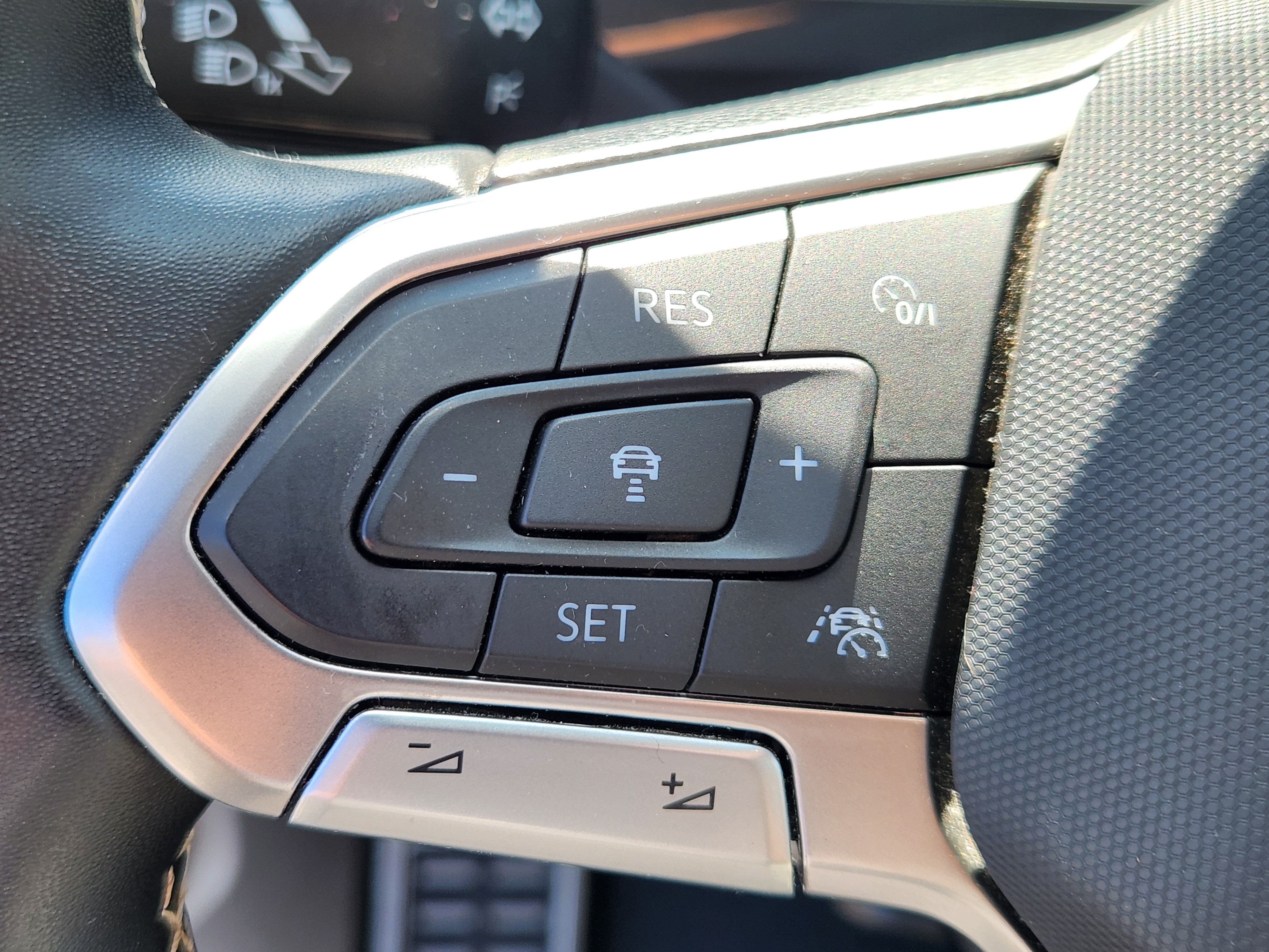 Certified 2023 Volkswagen Tiguan SE R-Line AWD/4WD image 24