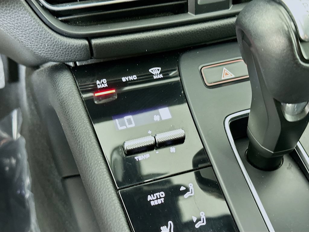 Certified 2022 Porsche Macan S AWD/4WD image 18