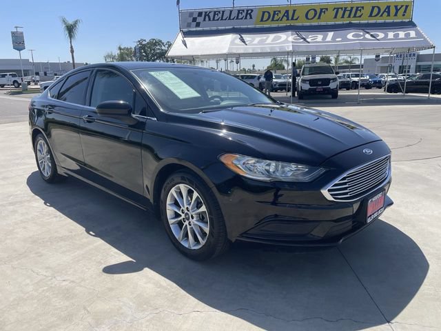 Used 2017 Ford Fusion SE w/ Fusion SE Technology Package FWD image 2