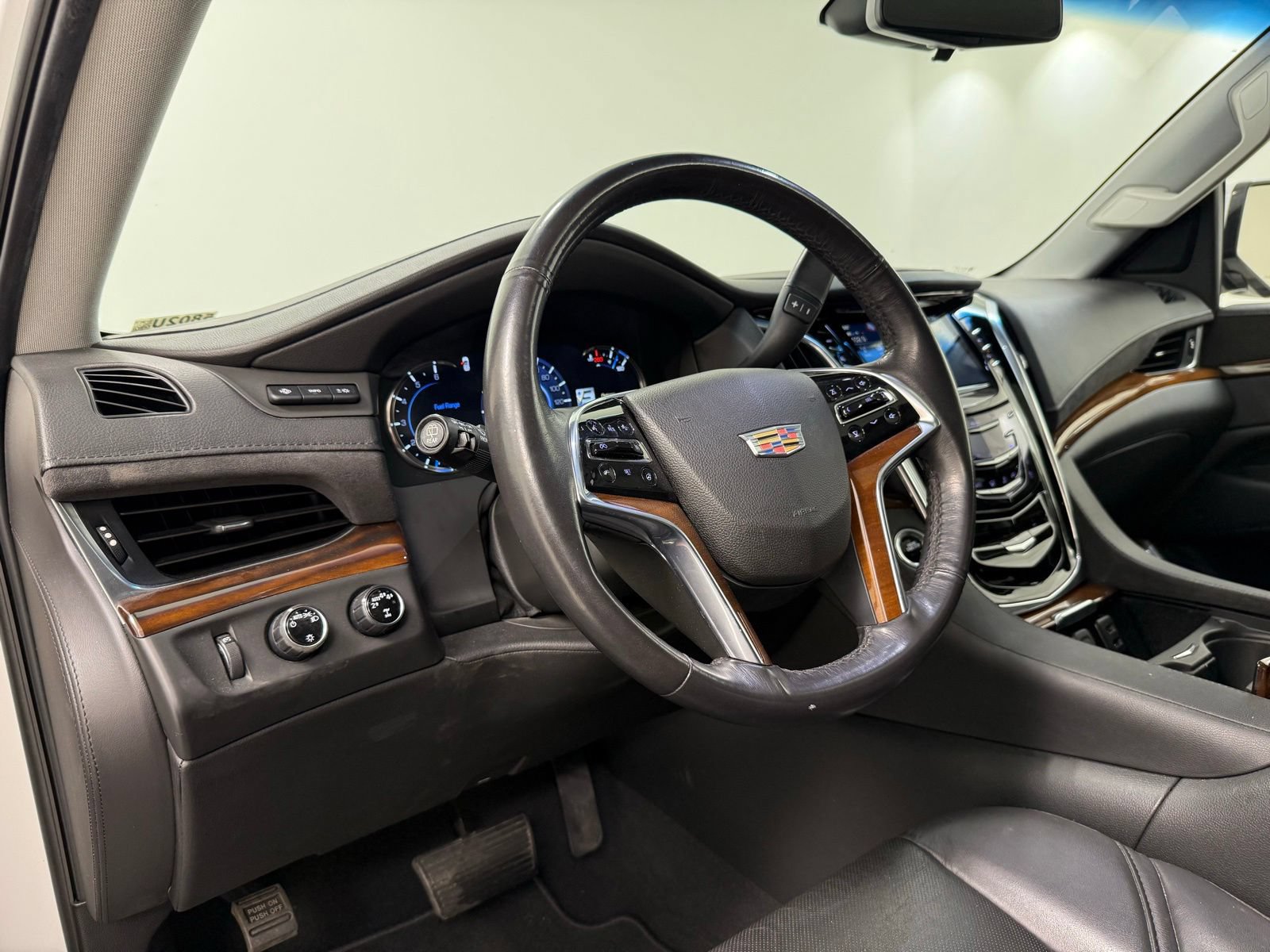 Used 2019 Cadillac Escalade ESV Luxury AWD/4WD image 15