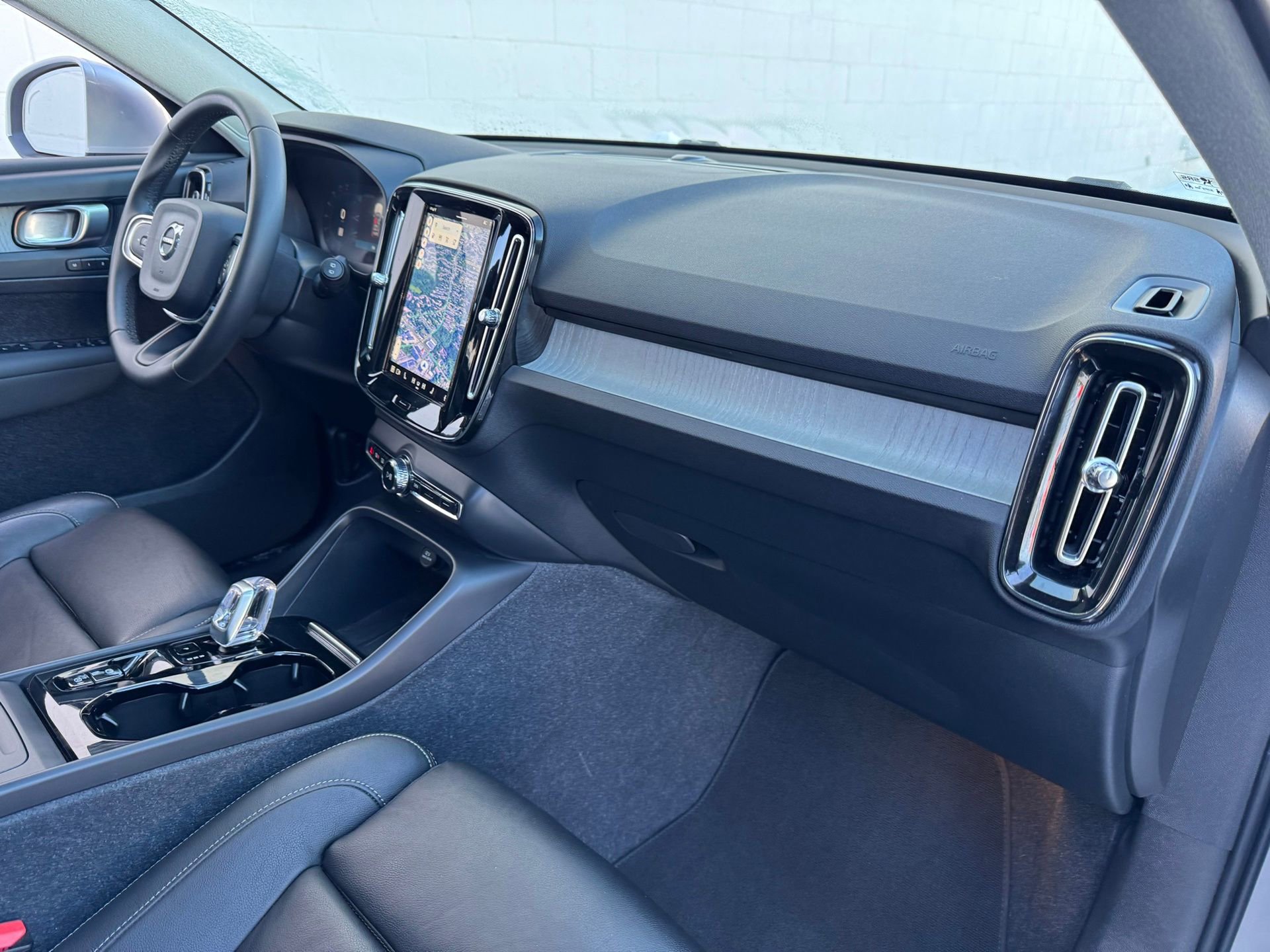 Used 2024 Volvo XC40 B5 Plus image 13