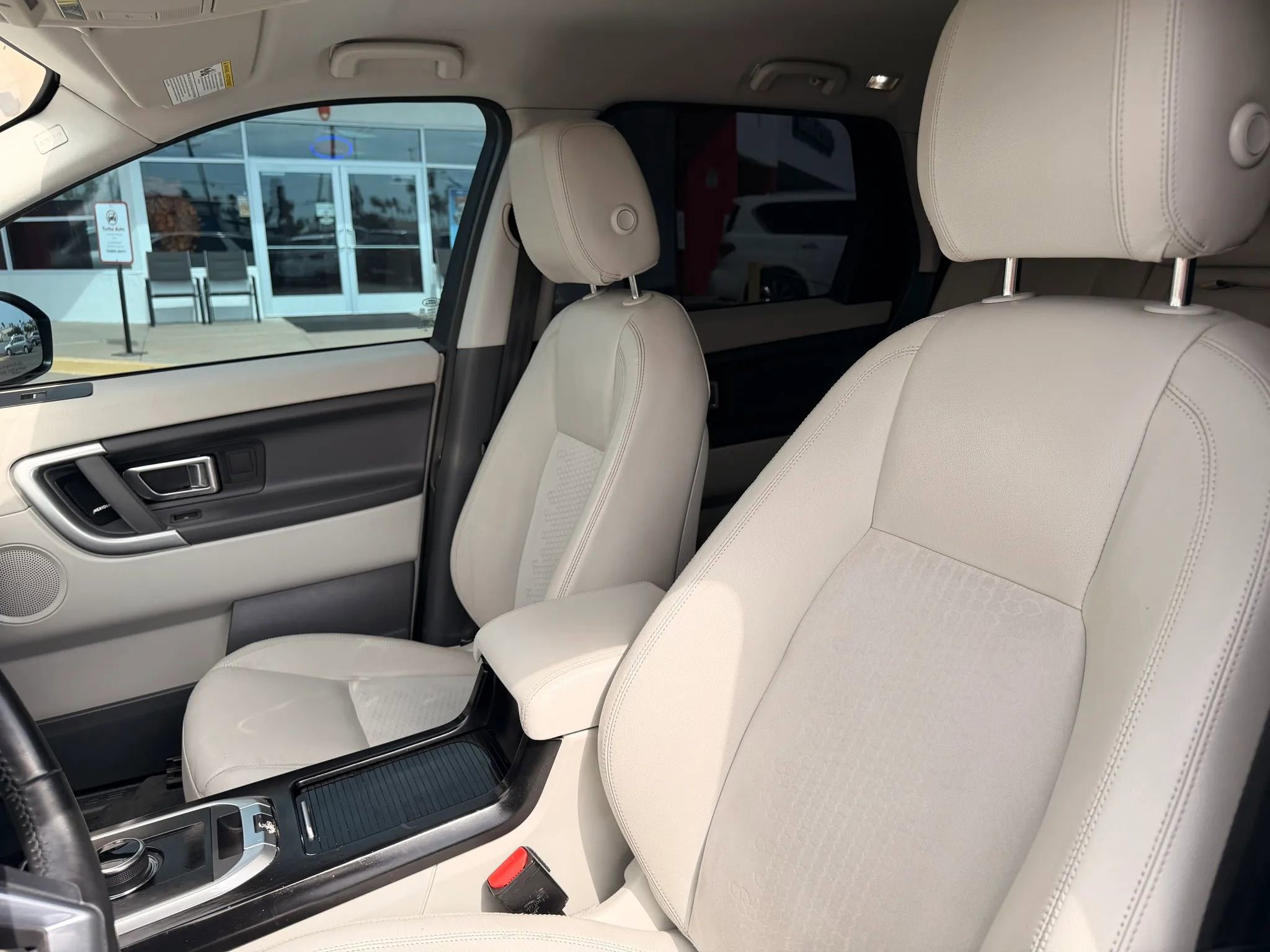 Used 2017 Land Rover Discovery Sport SE image 12