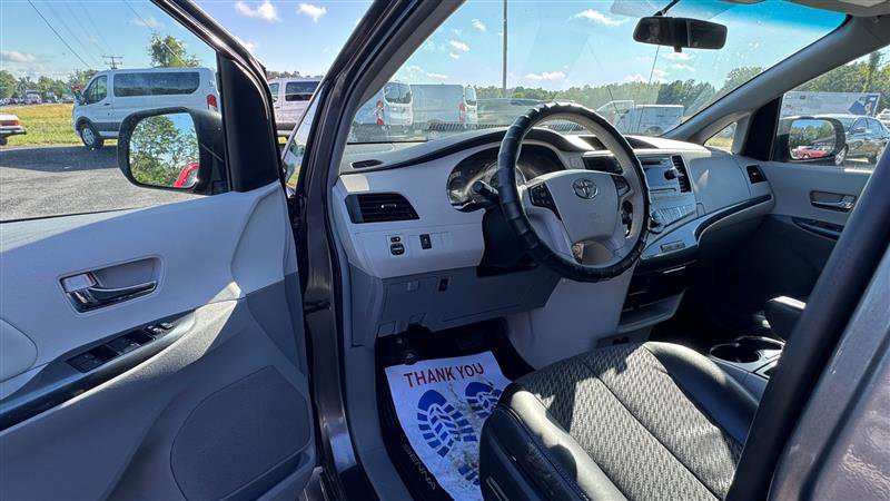 Used 2011 Toyota Sienna SE w/ Preferred Pkg FWD image 35