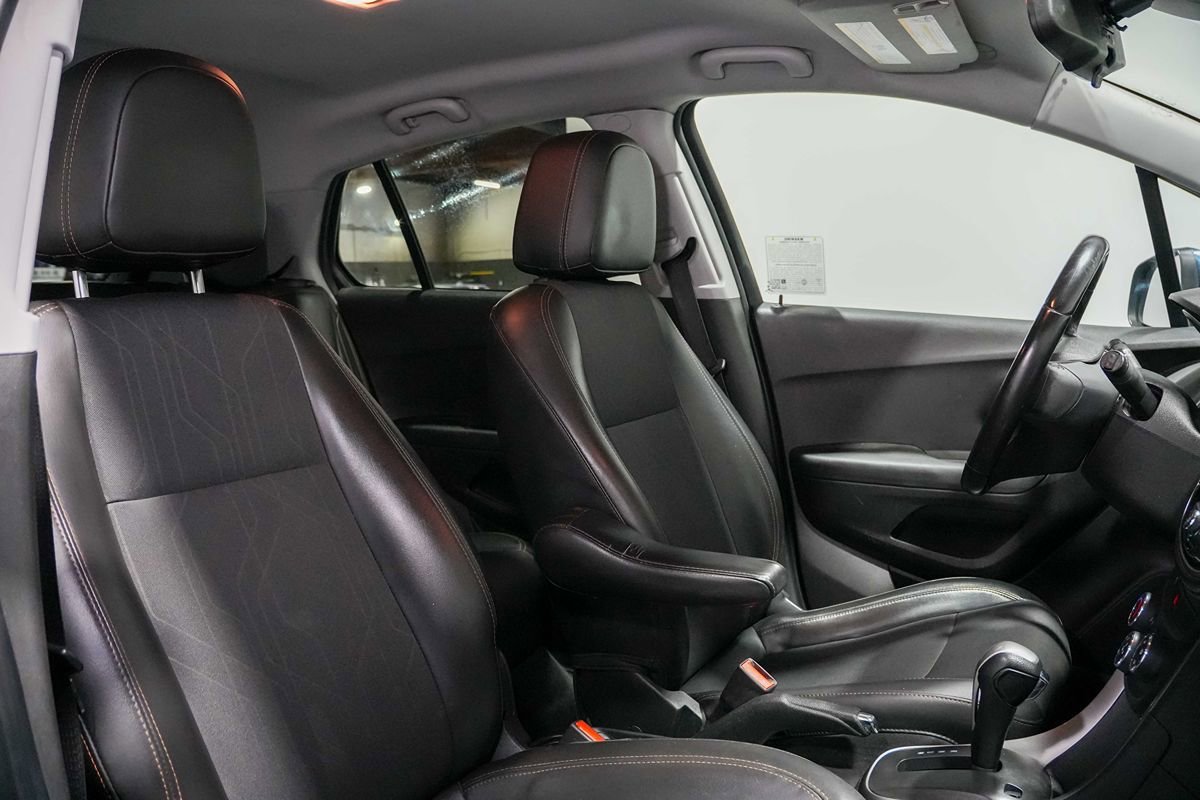 Used 2018 Chevrolet Trax LT w/ LT Convenience Package FWD image 25