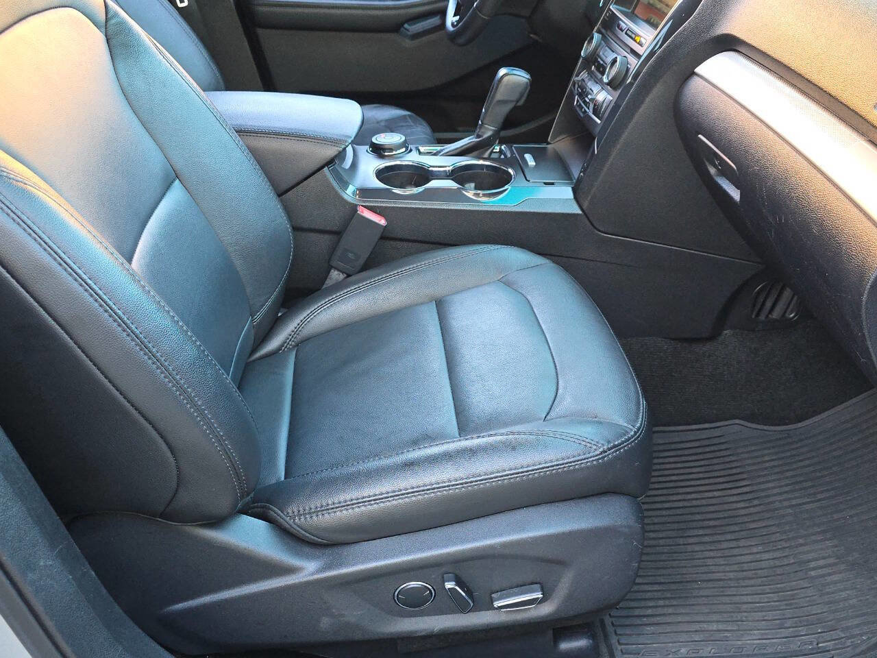 Used 2016 Ford Explorer XLT w/ Equipment Group 202A image 23