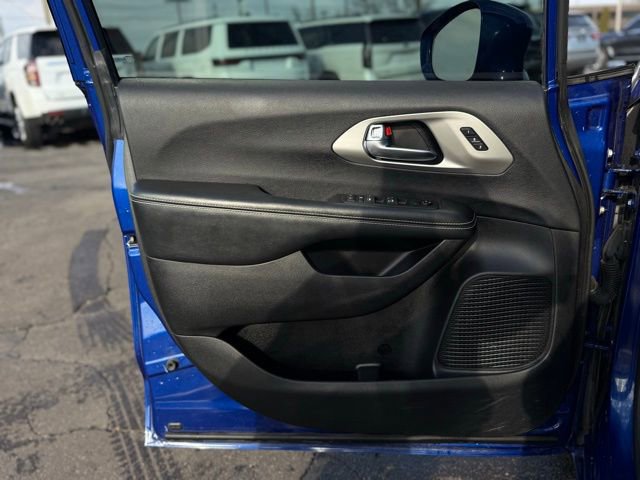 Used 2020 Chrysler Pacifica Touring-L w/ Advanced Safetytec Group image 11