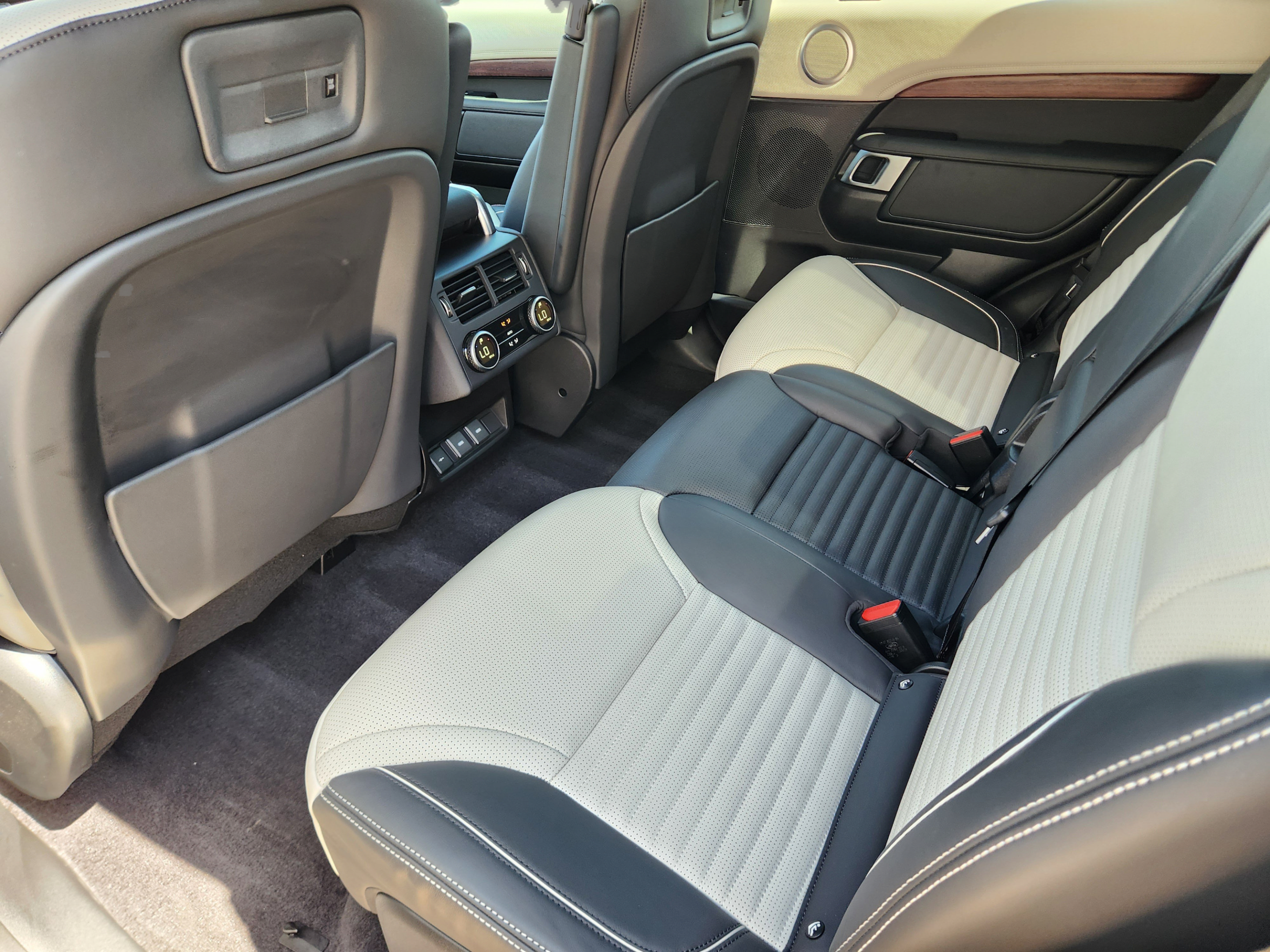Certified 2024 Land Rover Discovery Dynamic SE AWD/4WD image 28