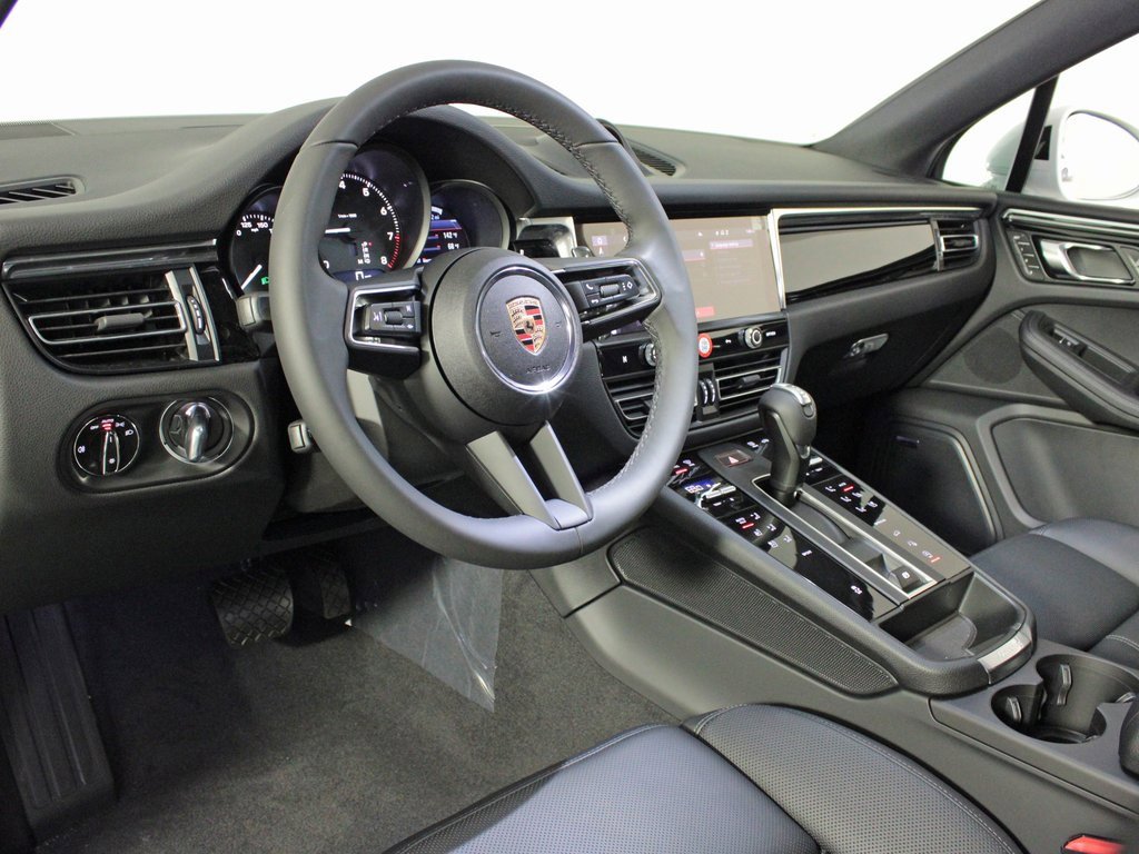 Used 2025 Porsche Macan image 4