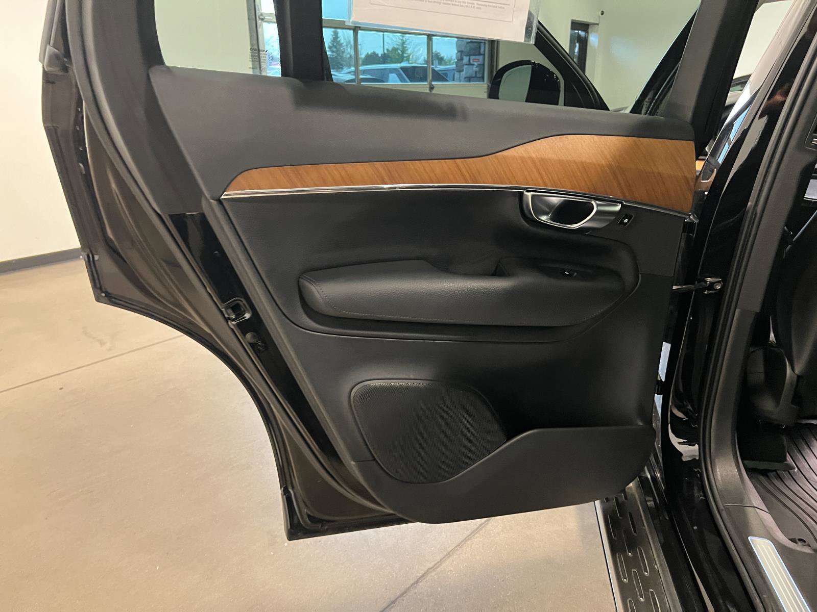 Used 2021 Volvo XC90 T6 Momentum image 31