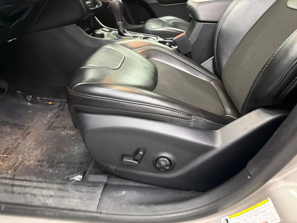 Used 2019 Jeep Cherokee Latitude Plus w/ Comfort/Convenience Group image 10