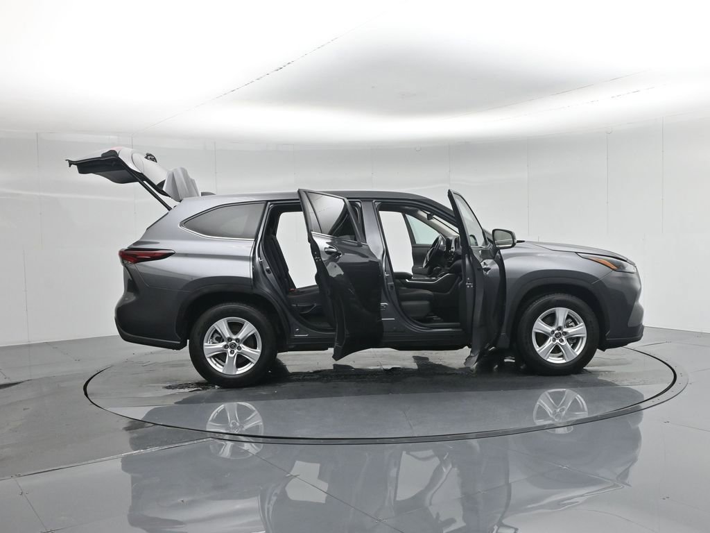 Used 2024 Toyota Highlander LE image 4