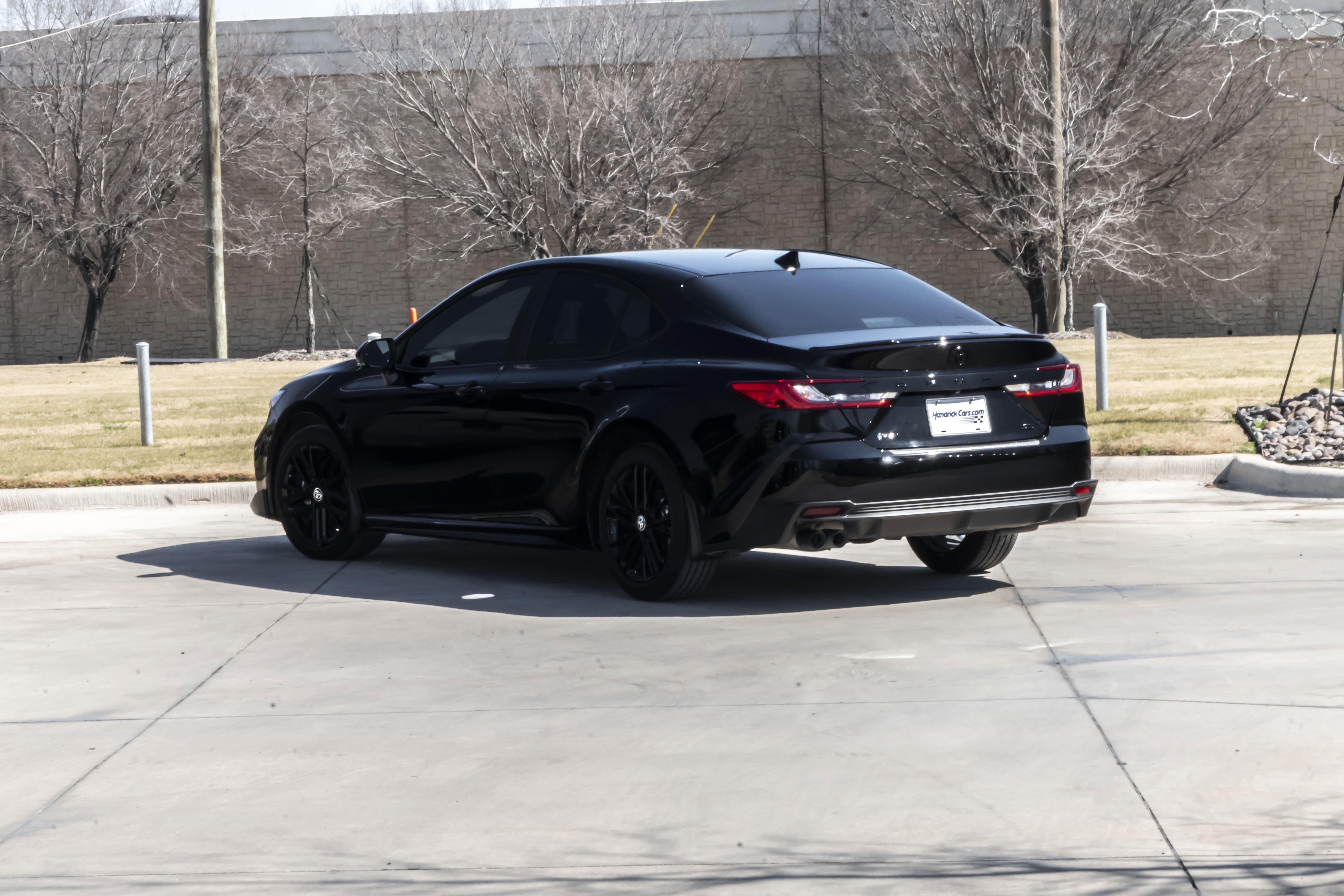 Used 2025 Toyota Camry SE image 3