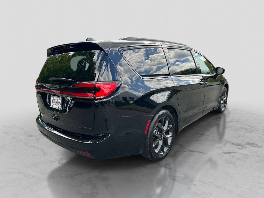 Used 2025 Chrysler Pacifica Limited FWD image 5