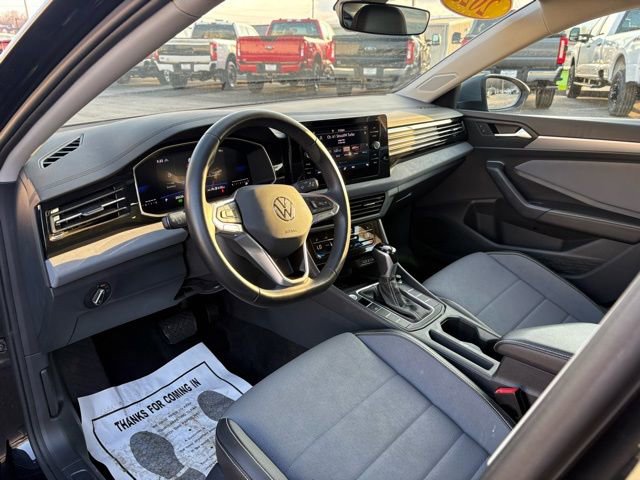 Used 2025 Volkswagen Jetta SE image 3