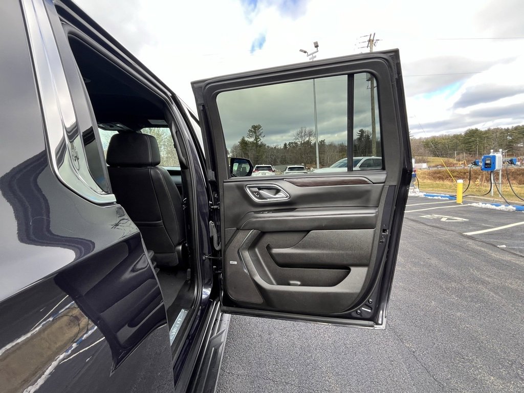 Used 2024 Chevrolet Suburban LT image 18