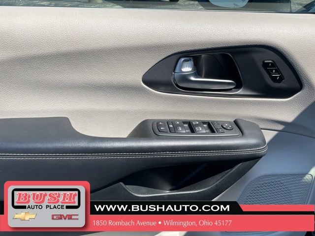 Used 2023 Chrysler Pacifica Touring-L FWD image 16