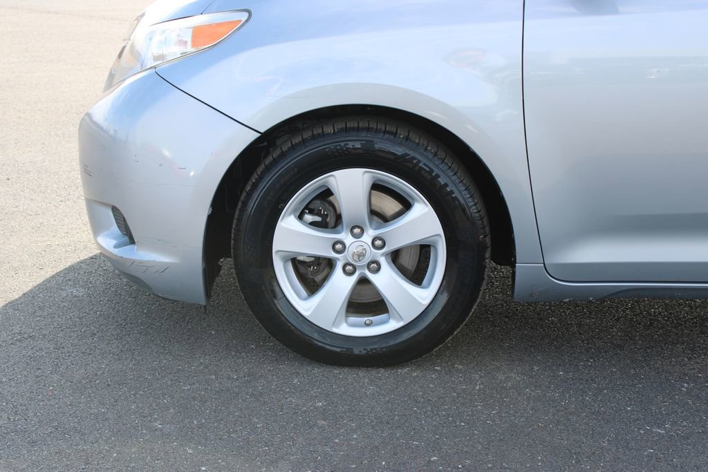 Used 2015 Toyota Sienna LE image 17