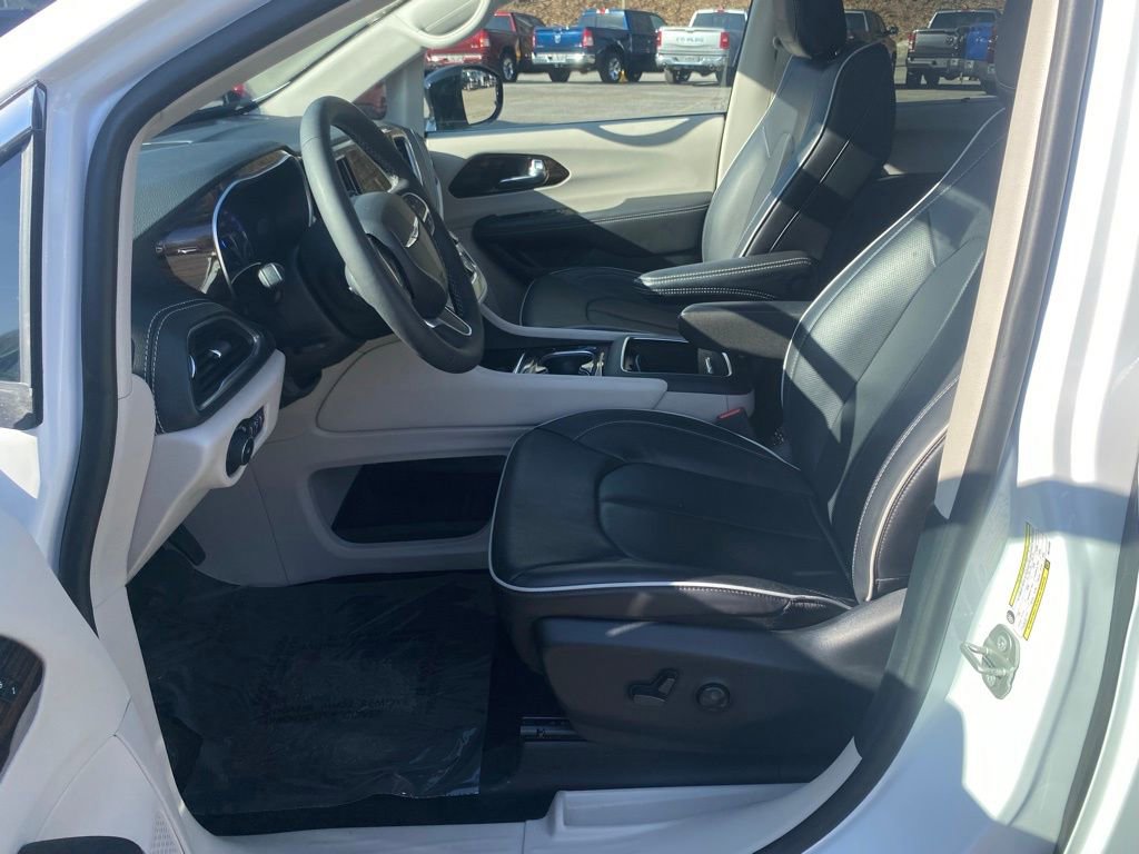 Used 2024 Chrysler Pacifica Limited image 10
