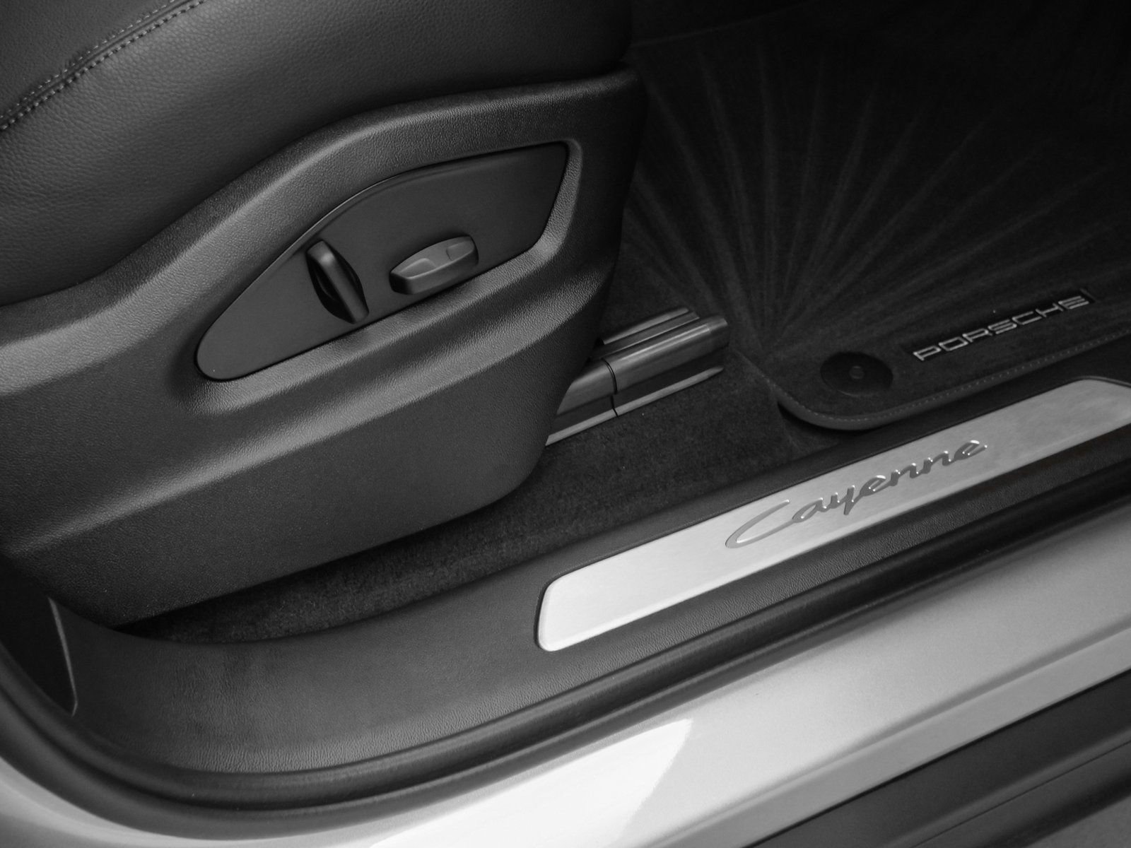 Certified 2025 Porsche Cayenne image 18