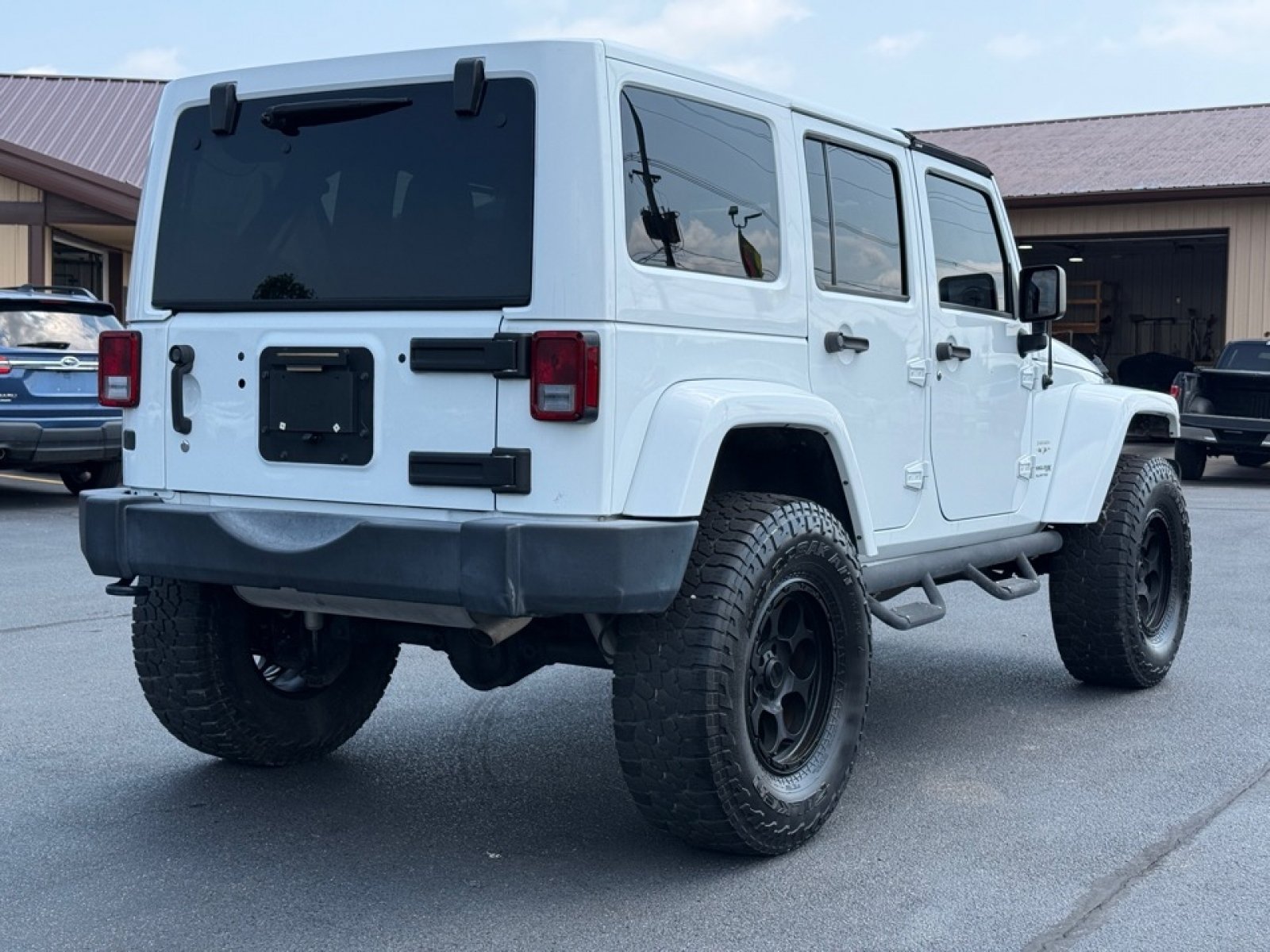 Used 2018 Jeep Wrangler Unlimited Sahara AWD/4WD image 8