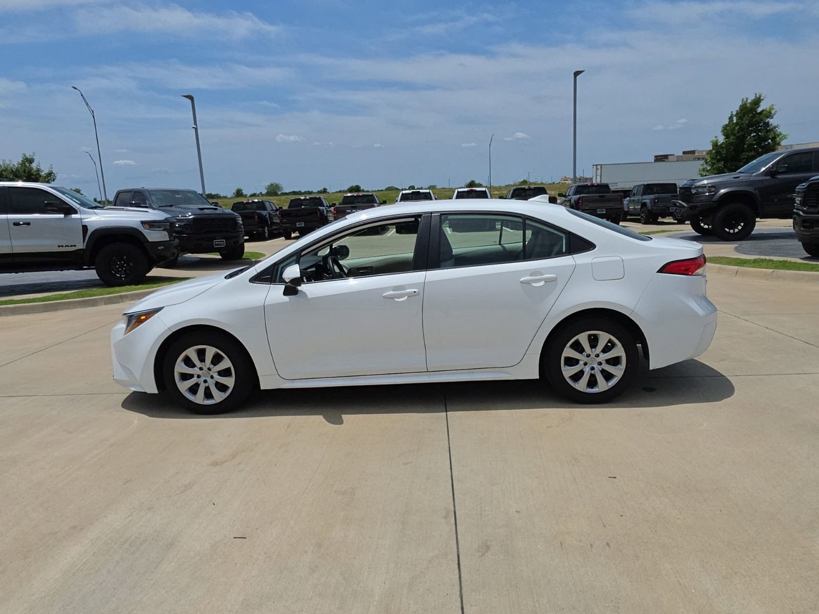 Used 2024 Toyota Corolla LE FWD image 2