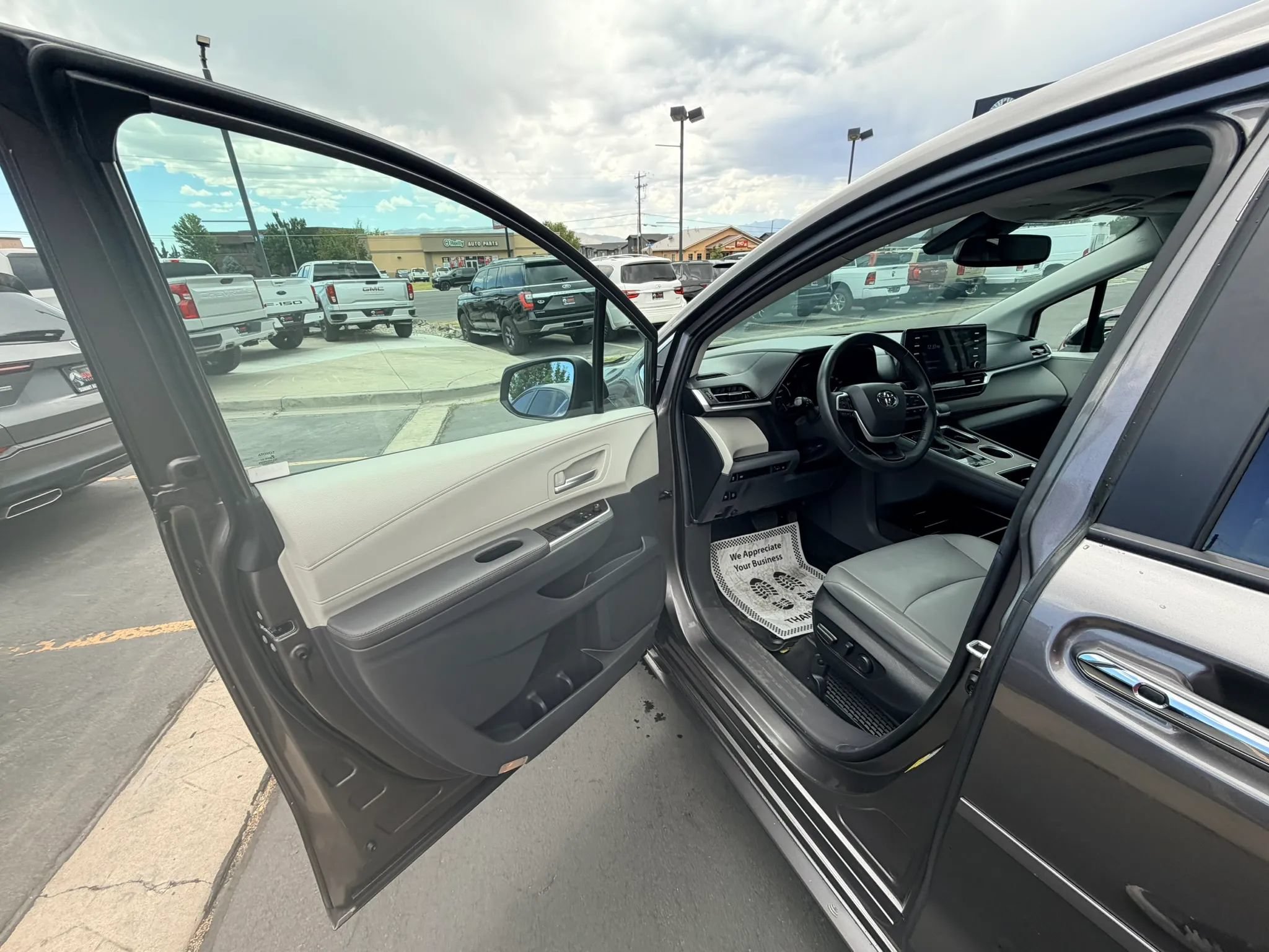 Used 2023 Toyota Sienna XLE AWD/4WD image 10