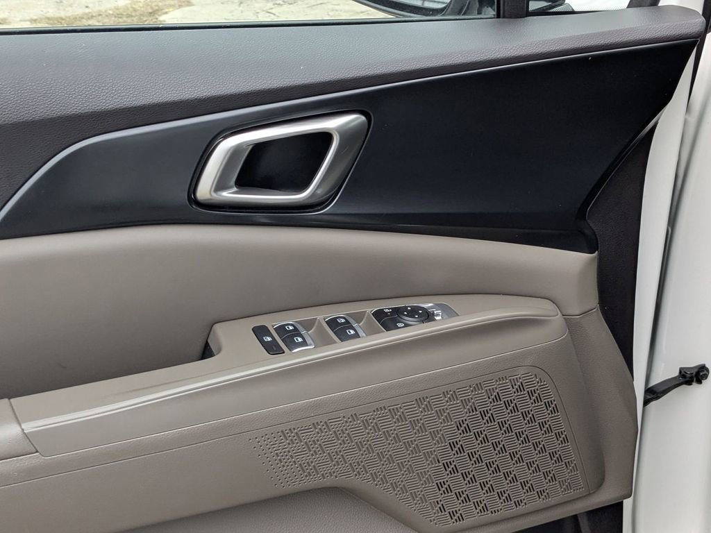 Used 2025 Kia Carnival image 13