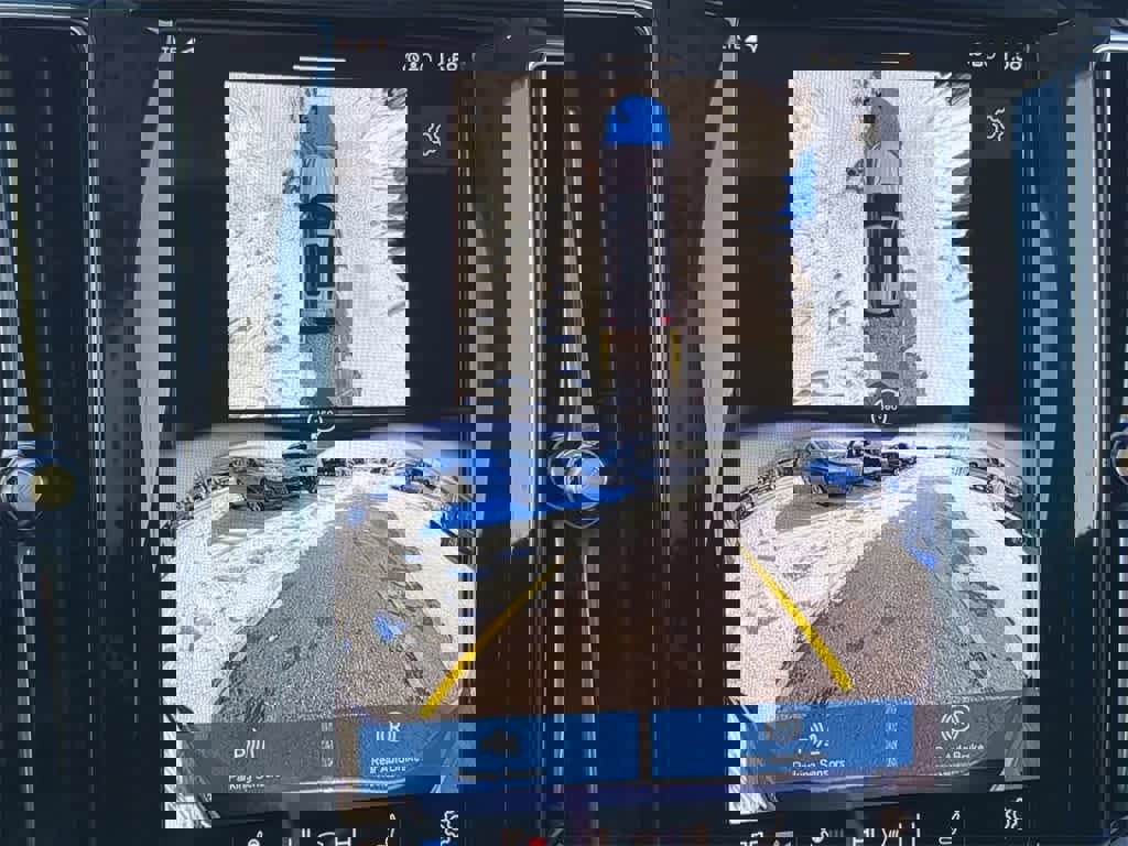 Used 2025 Volvo XC60 B5 Plus image 28