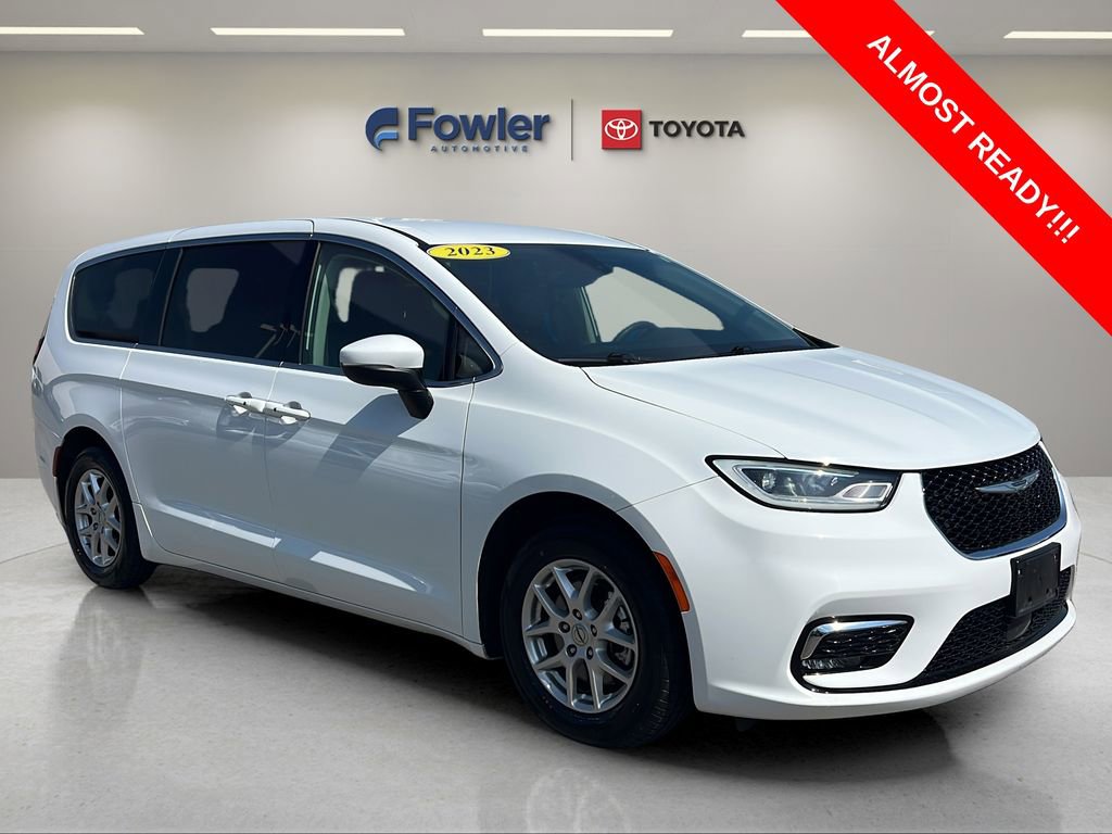 Used 2023 Chrysler Pacifica Touring-L FWD image 1