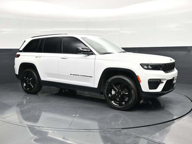 Used 2025 Jeep Grand Cherokee Limited w/ Black Appearance Package AWD/4WD image 3